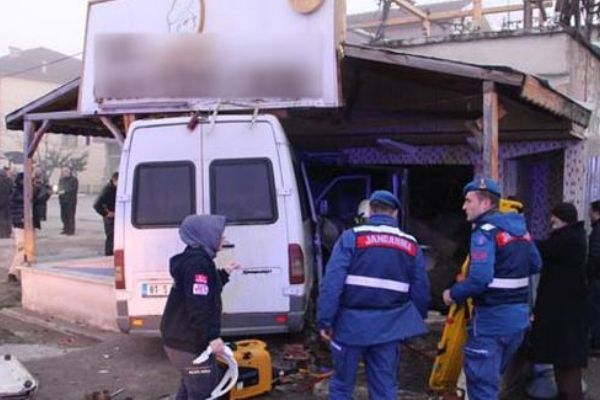 Düzce'de işçi servisi otomobile çarptı, 10 yaralı