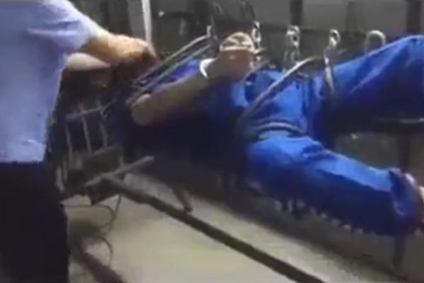 Çin Hapishanelerinden işkence görüntüleri