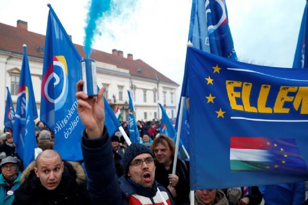 Macaristan'da insanlar sokaklara döküldü