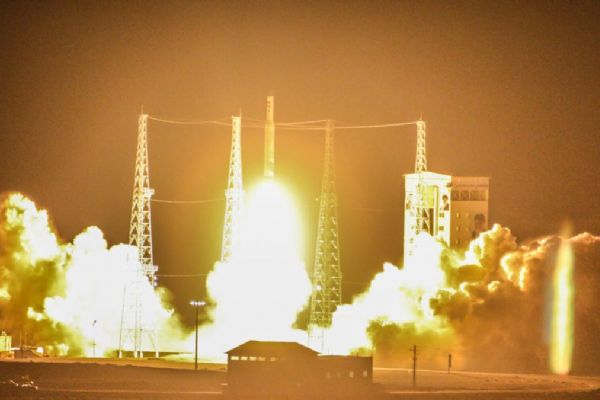 İran'da uzaya fırlatılan roket saniyeler sonra yere çakıldı