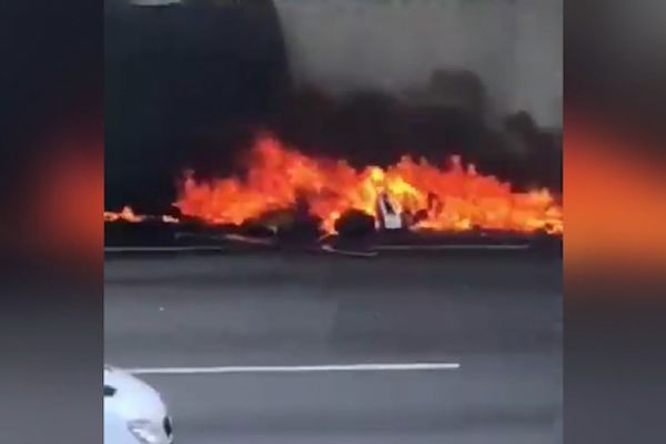 Helikopter kamyonun üzerine düştü