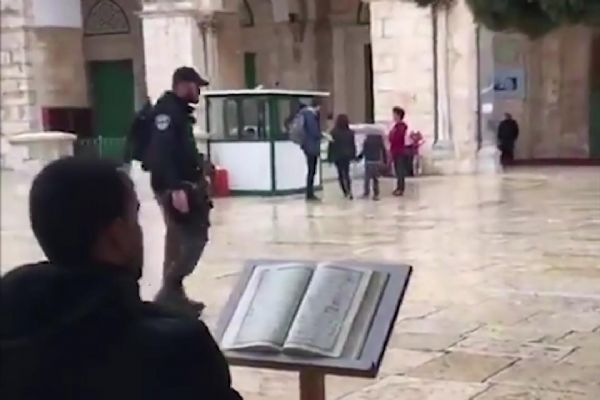 Filistinli genç  Siyonistlerin  Mescid-i Aksa baskınına Kur'an-ı Kerim okuyarak  tepki gösterdi