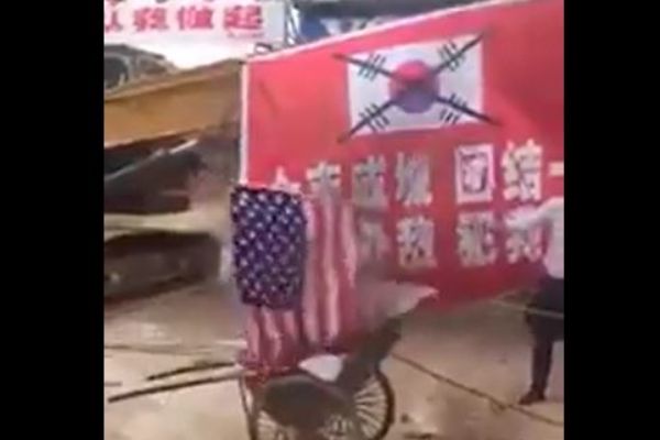 Çin'de Amerika ve Güney Kore bayrağı yakıldı