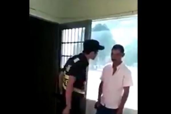 Çin polisi Doğu Türkistanlı adamı sebepsiz yere darp etti