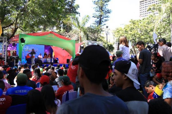 Venezuela'da Maduro'nun genç destekçilerinden yürüyüş