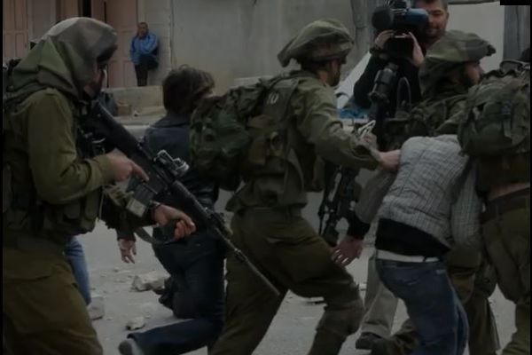 İşgalci İsrail askeri 22 Filistinliyi gözaltına aldı