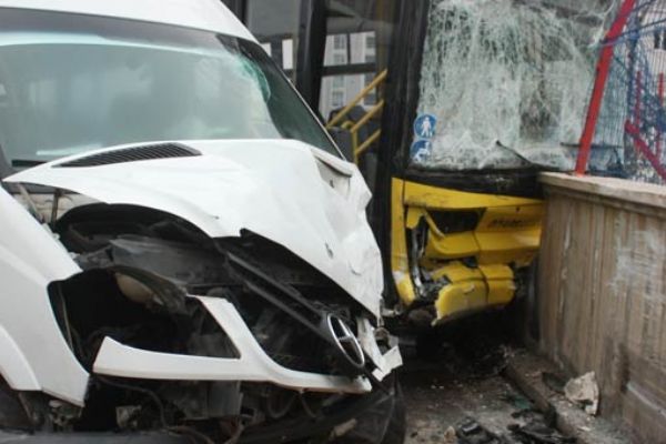 Diyarbakır'da Servis minibüsüyle halk otobüsü çarpıştı, 13 yaralı