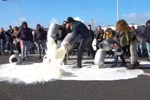İtalyan çiftçiler süt eyleminde, tonlarca sütü yollara döktü