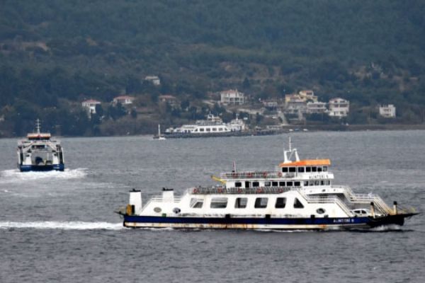 Kuzey Ege'de fırtına feribot seferlerini etkiledi