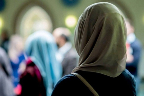 Başörtülü Şeyma'ya bira şişeleri ile saldırmışlar