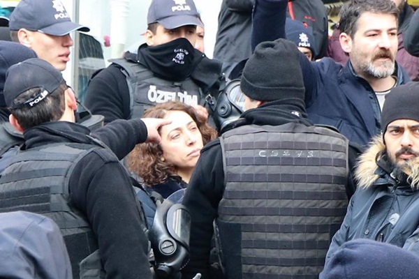 HDP'li vekil, polis memurunun kolunu ısırdı