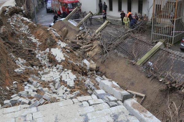 Beykoz'da çöken duvar paniğe neden oldu