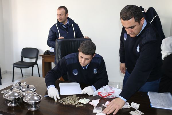 Paraları poşetteki balıkların içine gizledi