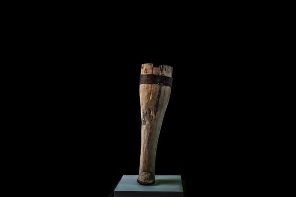 Mayın basan mağdurların protez bacakları sergileniyor