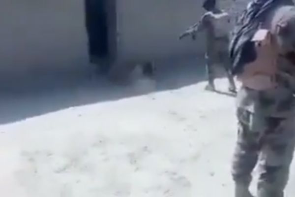 Pakistan askeri Beluç sivili kameralar önünde kurşuna dizdi