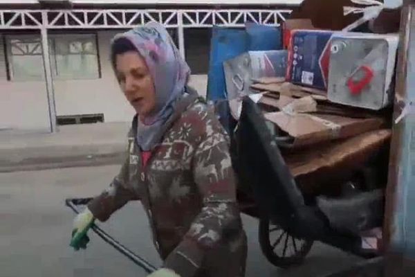 Hanife Akdemir sokaktan topladığı hurdalarla ailesinin geçimini sağlıyor