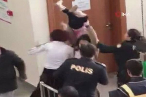 Duruşmadan çıkan öfkeli kadın bebeğini polislerin üzerine fırlatmaya kalktı