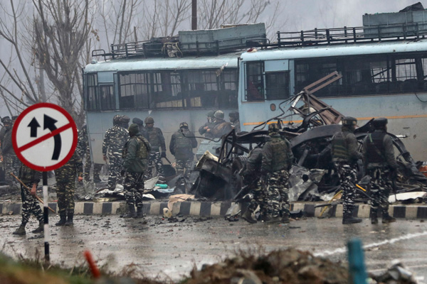 Keşmir'de kanlı saldırı: 44 Hint askeri öldü