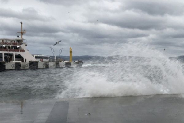 Fırtına Çanakkale'de deniz ulaşımını engelliyor