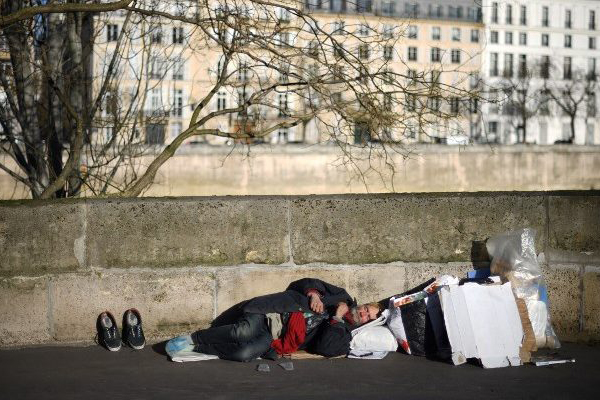 Binlerce kişi Paris sokaklarında hayatını sürdürüyor