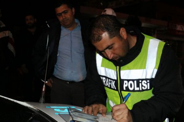 Direksiyon başında okey oynayan halk otobüsü şoförü yakalandı.