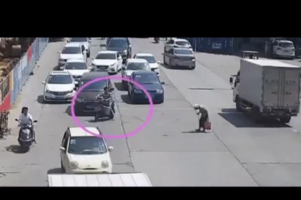 Motosiklet sürücüsü yaşlı kadının geçmesi için trafiği durdurdu