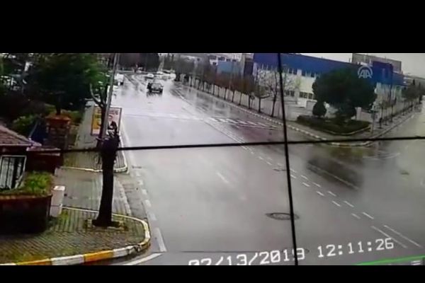 Banka önünde gasp anı güvenlik kamerasında