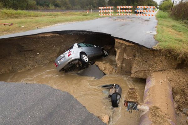 Güney Kaliforniya'da yol çöktü