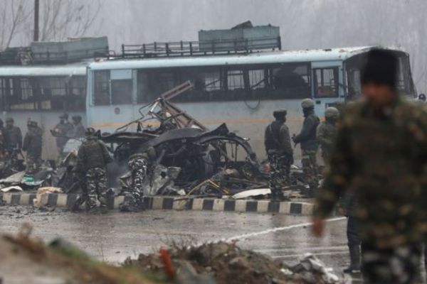 Keşmir'de tarihin en büyük bombalı eylemi, 40 Hint askeri hayatını kaybetti