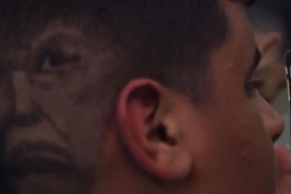 Libyalı Kuaför tramp tıraşı yapıyor