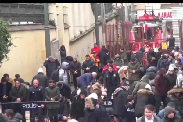 Taksim'de insanlar Cuma namazını yağmur altında kıldı