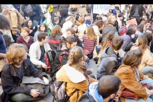 Fransız öğrenciler sokağa döküldü