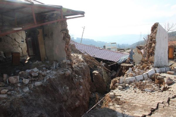 İzmir'de toprak kayması sonucu 10 ev tahliye edildi