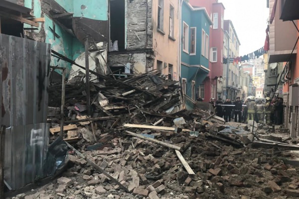 İstanbul Fatih'te 4 katlı bina çöktü