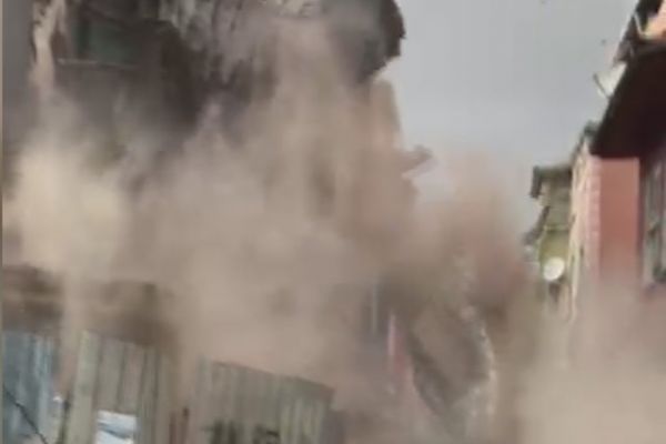 Balatta 3 katlı tarihi binanın yıkılma anı