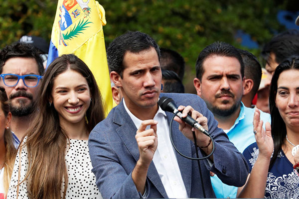 Guaido, orduya 'anayasanın yanında yer alması' için 8 gün süre verdi