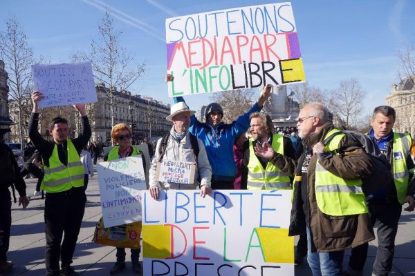 Macron karşıtı gazeteye baskın düzenlendi