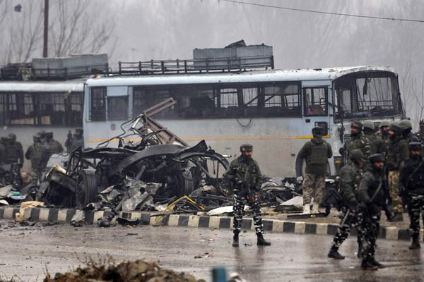 Keşmir'deki olaylar Bollywood'a sıçradı: Pakistanlı oyunculara yasak!