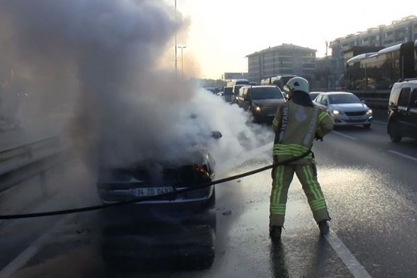E-5'te seyir halindeki otomobil alev aldı