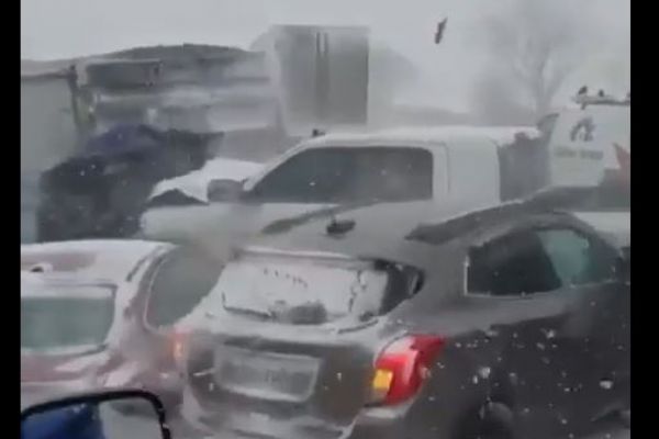 Amerika'da buzlanan yolda 50 araç birbirine girdi