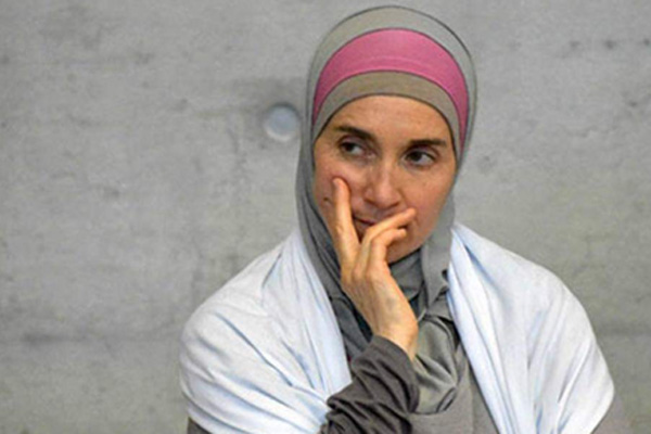 Başörtülü diye meclise giremiyor!