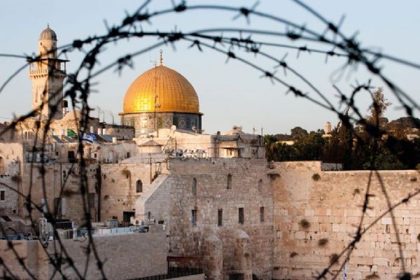 İsrail askeri Mescid-i Aksaya girmek isteyen Filistinliler çocuk, kadın ve yaşlı demede gözaltına aldı