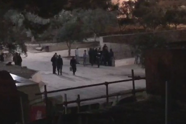 Kapıları açılan Mescid-i Aksa'da Filistinliler nöbete başladı