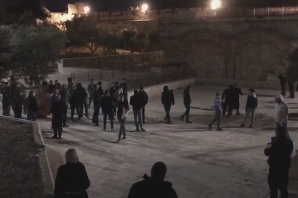 Filistinliler Mescid-i Aksa'da nöbete başladı