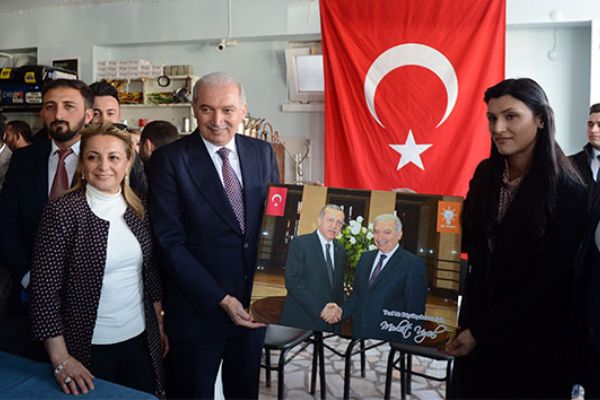 Mevlüt Uysal Büyükçekmece’de CHP’nin seçim irtibat bürosunu ziyaret etti