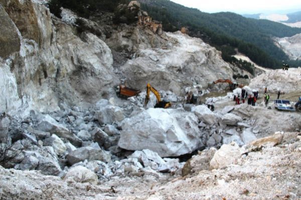 Taş ocağında göçük meydana geldi 3 kişi hayatını kaybetti