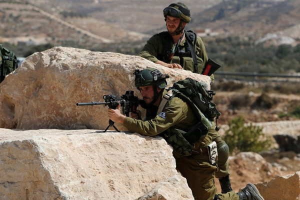 Siyonist İsrail 22 Filistinliyi gözaltına aldı