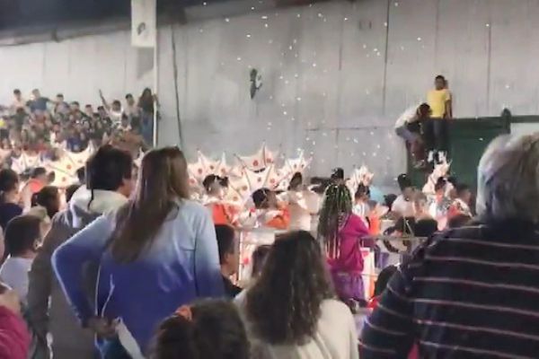Arjantin'de karnaval alanında tribün çökme anı