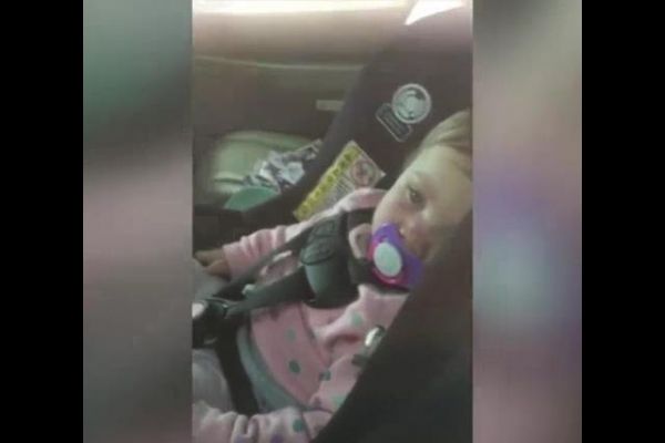 Amerika'da polis bebeği kurtarmak için hırsızdan yardım istedi