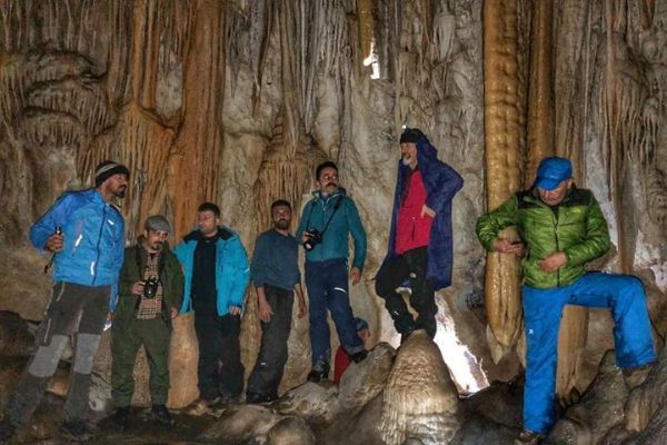 Dağcılar Hakkari'de damlataş mağarası keşfetti.